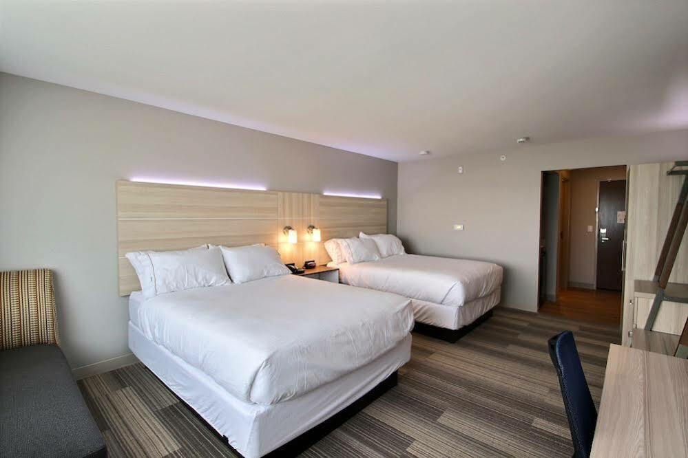 Holiday Inn Express & Suites Fond Du Lac By Ihg Exterior foto